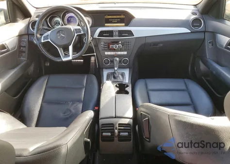 2012 Mercedes-Benz C 250 z USA, uszkodzony, nr VIN WDDGF4HB9CA610171